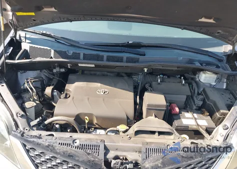 2012 Toyota Sienna Se 8 Passenger z USA, uszkodzony, nr VIN 5TDXK3DC5CS239687